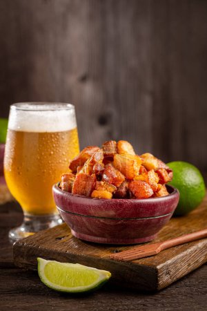 Téléchargez les photos : Engrais de porc (torresmo) à la bière, cuisine brésilienne typique. - en image libre de droit