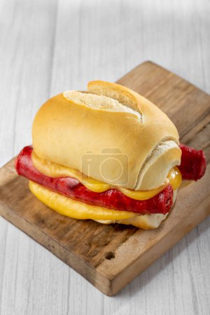 Foto de Sandwich de salchicha con queso derretido. - Imagen libre de derechos