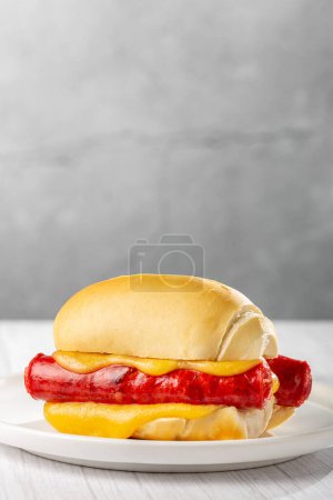 Foto de Sandwich de salchicha con queso derretido. - Imagen libre de derechos