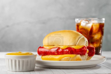 Téléchargez les photos : Sandwich au fromage et à la saucisse avec verre soda. - en image libre de droit
