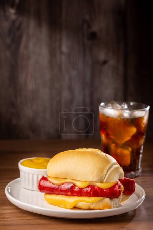 Foto de Sándwich de queso y salchichas con vidrio de soda. - Imagen libre de derechos