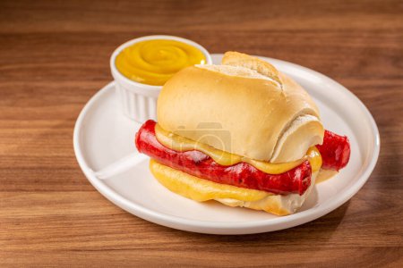 Téléchargez les photos : Sandwich à la saucisse au fromage fondu. - en image libre de droit