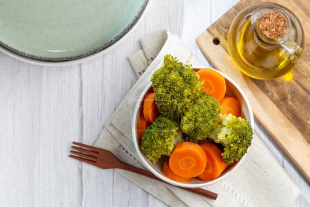 Téléchargez les photos : Bol avec salade de brocoli et carotte. - en image libre de droit