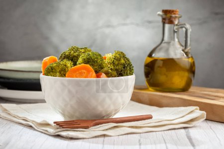 Foto de Cuenco con brócoli y ensalada de zanahoria. - Imagen libre de derechos