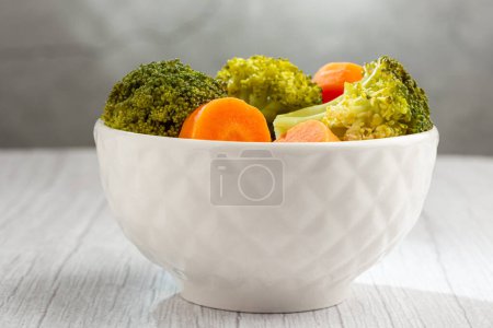 Foto de Cuenco con brócoli y ensalada de zanahoria. - Imagen libre de derechos
