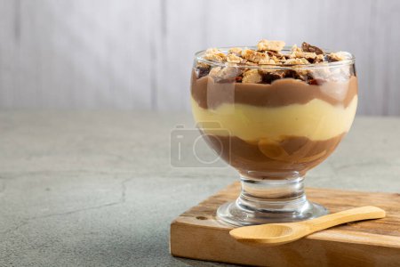Téléchargez les photos : Dessert dans le verre. Dessert à la crème pâtissière avec ganache au chocolat. - en image libre de droit