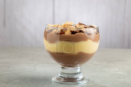 Téléchargez les photos : Dessert dans le verre. Dessert à la crème pâtissière avec ganache au chocolat. - en image libre de droit