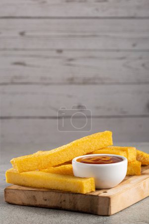 Foto de Polenta frita casera sobre la mesa. - Imagen libre de derechos