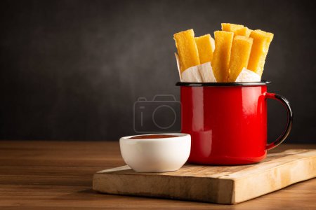 Foto de Polenta frita casera sobre la mesa. - Imagen libre de derechos