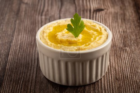 Foto de Hummus de garbanzos con aceite de oliva en el bowl. - Imagen libre de derechos