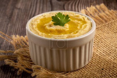 Téléchargez les photos : Hummus aux pois chiches avec de l'huile d'olive dans le bol. - en image libre de droit