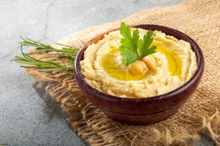 Foto de Hummus de garbanzos con aceite de oliva en el bowl. - Imagen libre de derechos