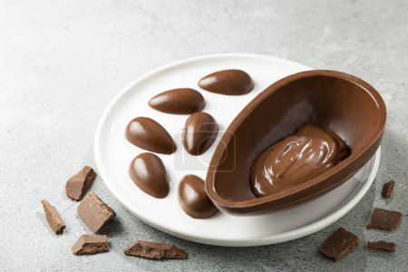 Foto de Huevo de Pascua de chocolate en la mesa. - Imagen libre de derechos