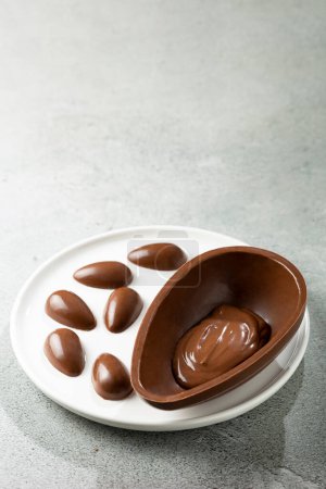 Schokoladen-Osterei auf dem Tisch.