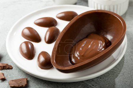 Foto de Huevo de Pascua de chocolate en la mesa. - Imagen libre de derechos