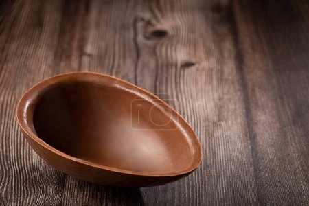 Téléchargez les photos : Oeuf de Pâques au chocolat sur la table. - en image libre de droit