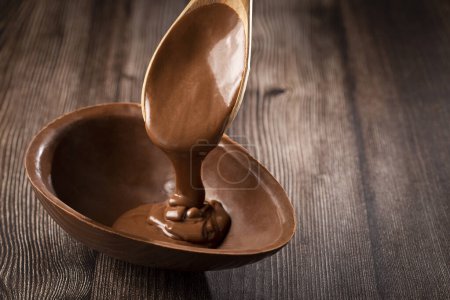 Foto de Huevo de Pascua de chocolate lleno de ganache de chocolate. - Imagen libre de derechos