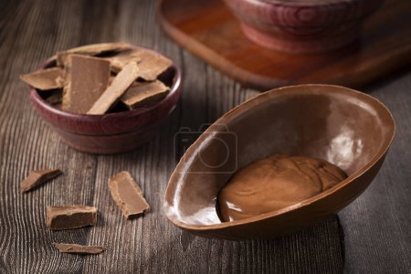 Téléchargez les photos : Œuf de Pâques au chocolat rempli de ganache au chocolat. - en image libre de droit
