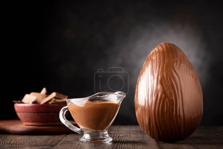 Téléchargez les photos : Œuf de Pâques au chocolat avec ganache au chocolat. - en image libre de droit