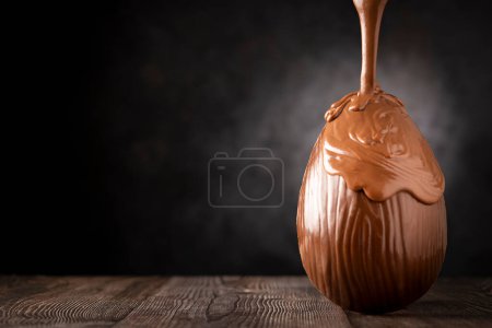 Foto de Huevo de Pascua de chocolate con ganache de chocolate. - Imagen libre de derechos