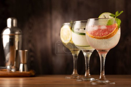 Foto de Tres vasos de cóctel gin tonic sobre la mesa. - Imagen libre de derechos