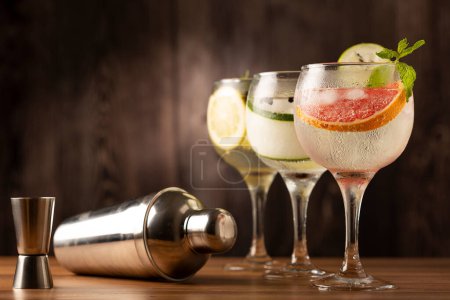 Téléchargez les photos : Trois verres de gin tonic cocktail sur la table. - en image libre de droit