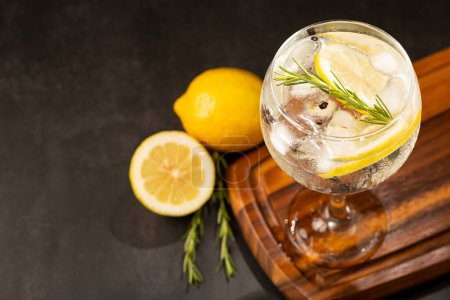 Téléchargez les photos : Gin Tonic garni de citron et de romarin. - en image libre de droit