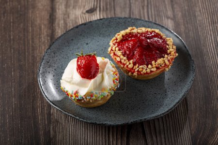 Téléchargez les photos : Délicieux tartelette aux fraises sur la table. - en image libre de droit