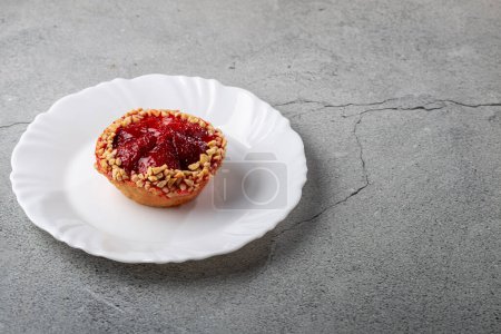 Foto de Deliciosa tartaleta de fresa sobre la mesa. - Imagen libre de derechos