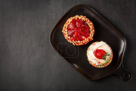 Téléchargez les photos : Délicieux tartelette aux fraises sur la table. - en image libre de droit