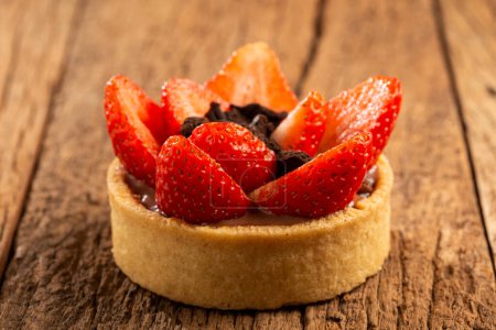 Téléchargez les photos : Tartelette aux fraises savoureuse sur la table. - en image libre de droit