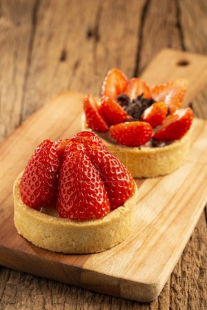 Téléchargez les photos : Tartelette aux fraises savoureuse sur la table. - en image libre de droit
