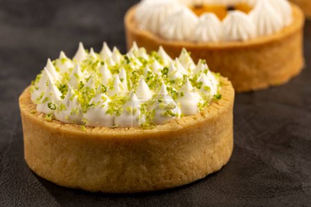 Téléchargez les photos : Tartelette au citron savoureux sur la table. - en image libre de droit