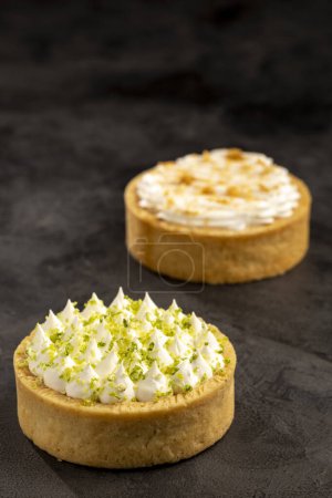 Téléchargez les photos : Tartelette au citron savoureux sur la table. - en image libre de droit