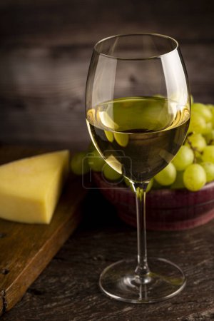 Foto de Copa de vino blanco en la mesa. - Imagen libre de derechos