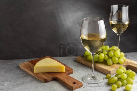 Téléchargez les photos : Verre de vin blanc sur la table. - en image libre de droit