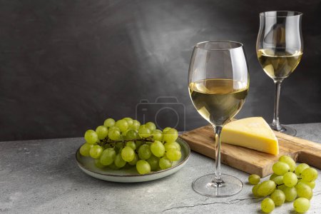 Téléchargez les photos : Verre de vin blanc sur la table. - en image libre de droit