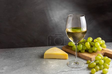 copa de vino blanco en la mesa.