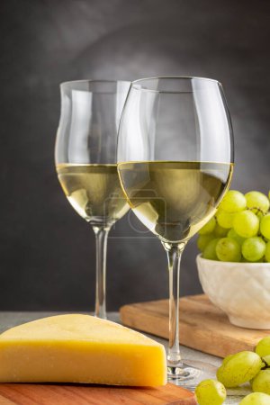 verre de vin blanc sur la table.