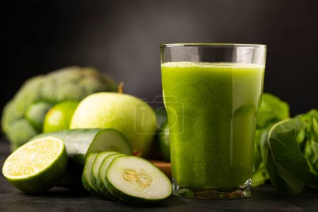 Foto de Smoothie desintoxicante saludable con pepino, brócoli, manzana verde, col rizada y uvas verdes. Bebida desintoxicante. - Imagen libre de derechos