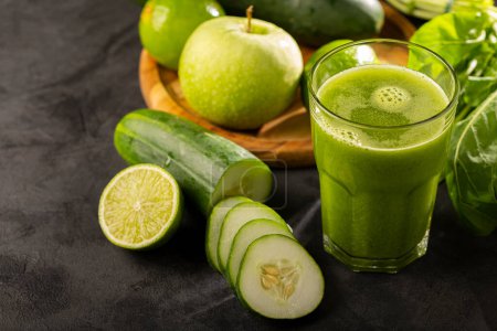 Foto de Smoothie desintoxicante saludable con pepino, brócoli, manzana verde, col rizada y uvas verdes. Bebida desintoxicante. - Imagen libre de derechos