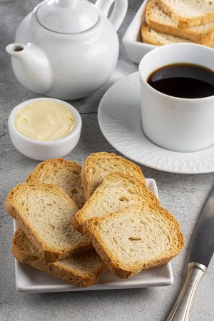 Foto de Tostadas integrales saludables con mantequilla y café. - Imagen libre de derechos