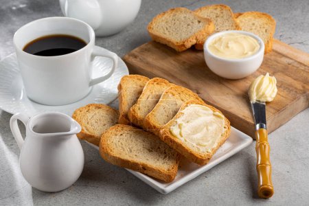 Foto de Tostadas integrales saludables con mantequilla y café. - Imagen libre de derechos