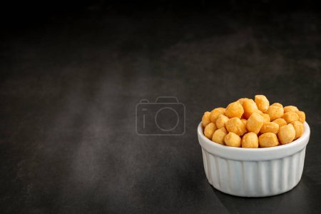 Foto de Snacks en ramekin sobre la mesa. - Imagen libre de derechos