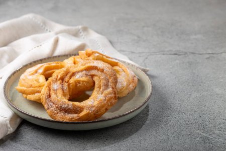 Téléchargez les photos : Des beignets suggérés sur la table. Donuts brésiliens. - en image libre de droit