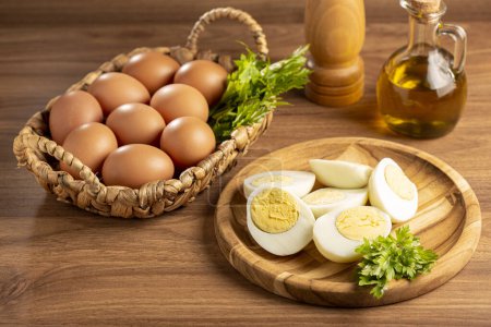 Foto de Huevos cocidos en rodajas sobre la mesa - Imagen libre de derechos