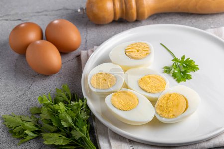 Foto de Huevos cocidos en rodajas sobre la mesa - Imagen libre de derechos