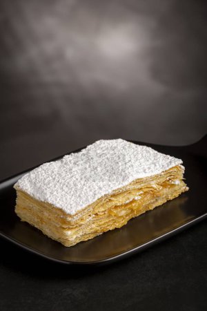 Téléchargez les photos : Dessert Mille feuille dans l'assiette. - en image libre de droit