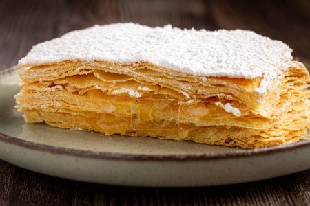 Téléchargez les photos : Dessert Mille feuille dans l'assiette. - en image libre de droit