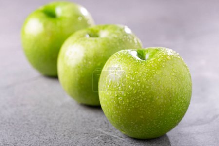 Téléchargez les photos : Pommes vertes sur la table. - en image libre de droit